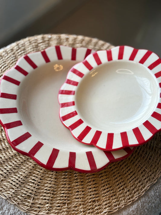 La Dolce Vita Pasta Deep Dish Plate Set (White with Red & White Stripes, Scalloped Edges) – Set of 2
